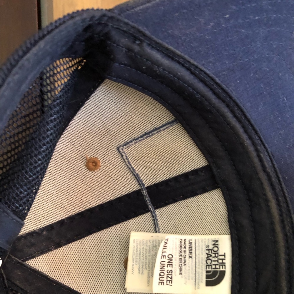 The North Face cap like new, gently used. - Picture 3 of 3